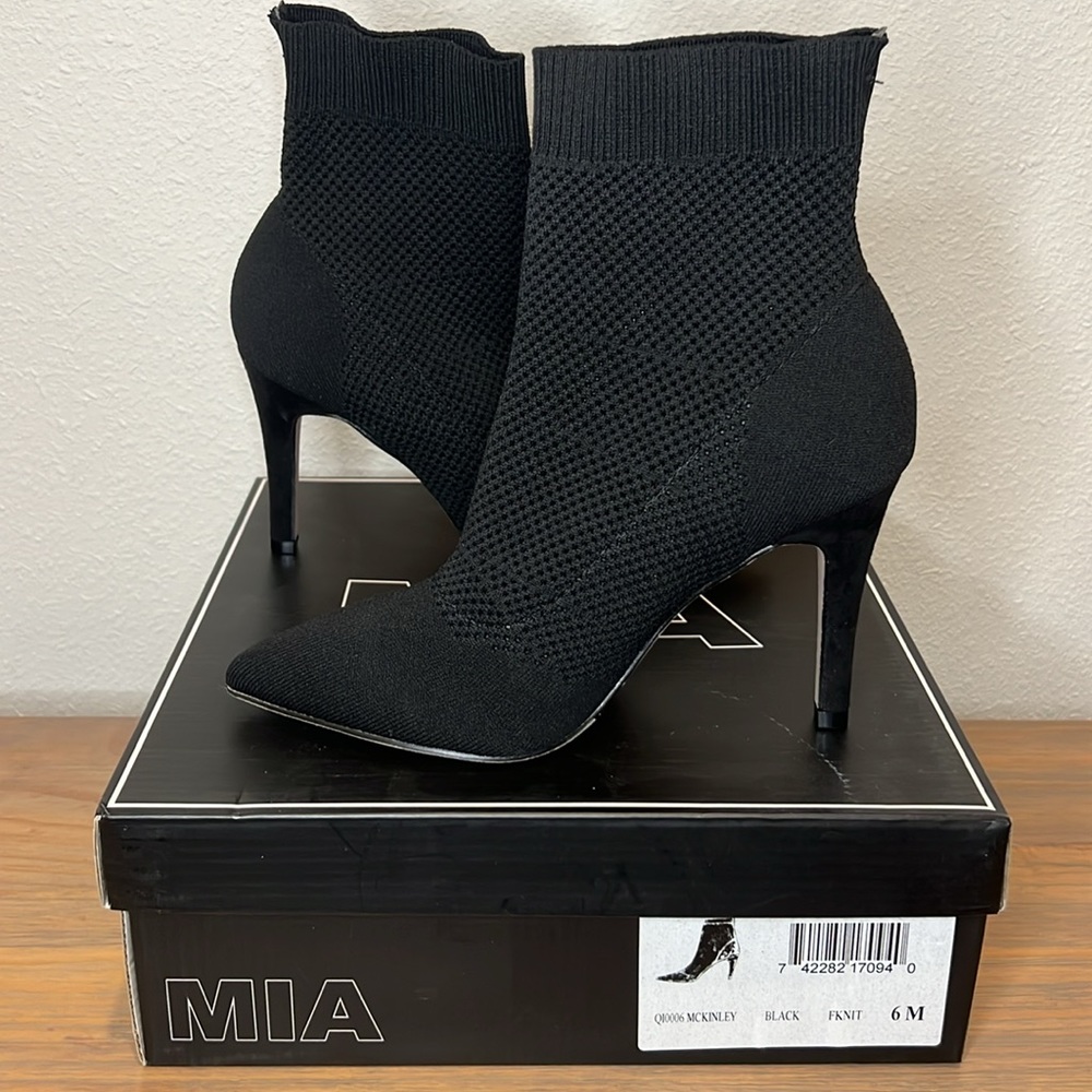 NWT Mia McKinley Black Fabric Booties